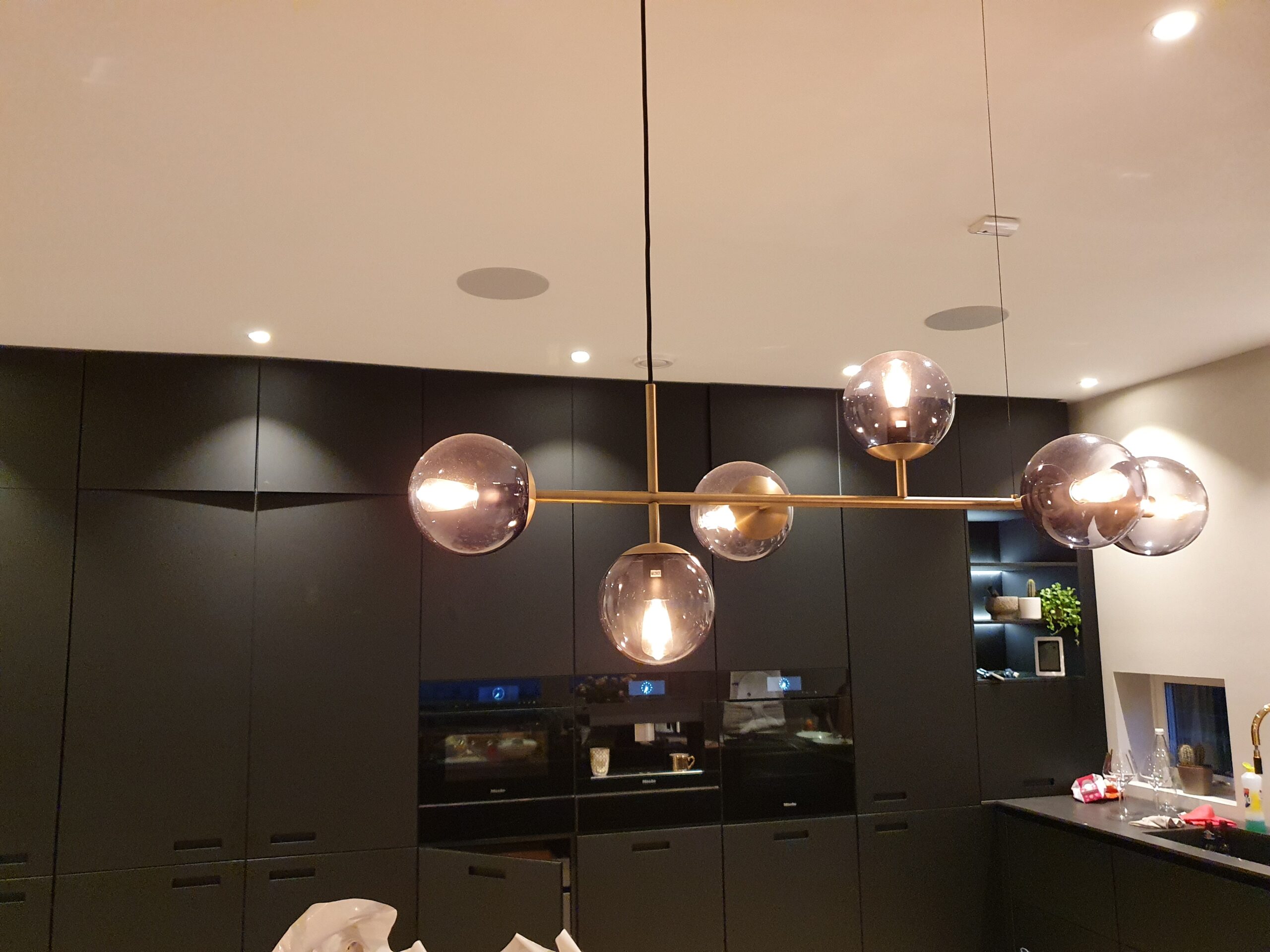 Kjøkken innredning (integrert lyd)_183729 Kjøkken innredning med integrert lydsystem og innbyggingshøyttalere